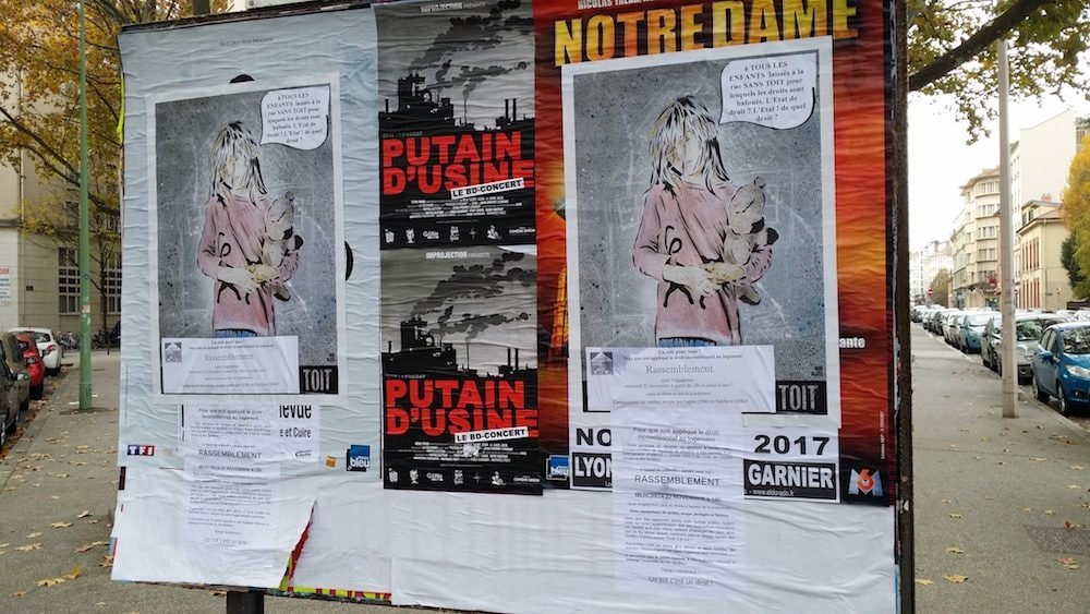 Le collectif "Jamais sans toit" annonce avoir collé 400 affiches dans Lyon comme autant d'enfants SDF. ©LB/Rue89Lyon