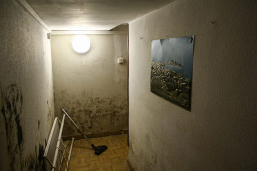 L'isolation du sous-sol n'est pas encore achevée, et l'humidité est encore présente. ©JBAuduc/Rue89Lyon