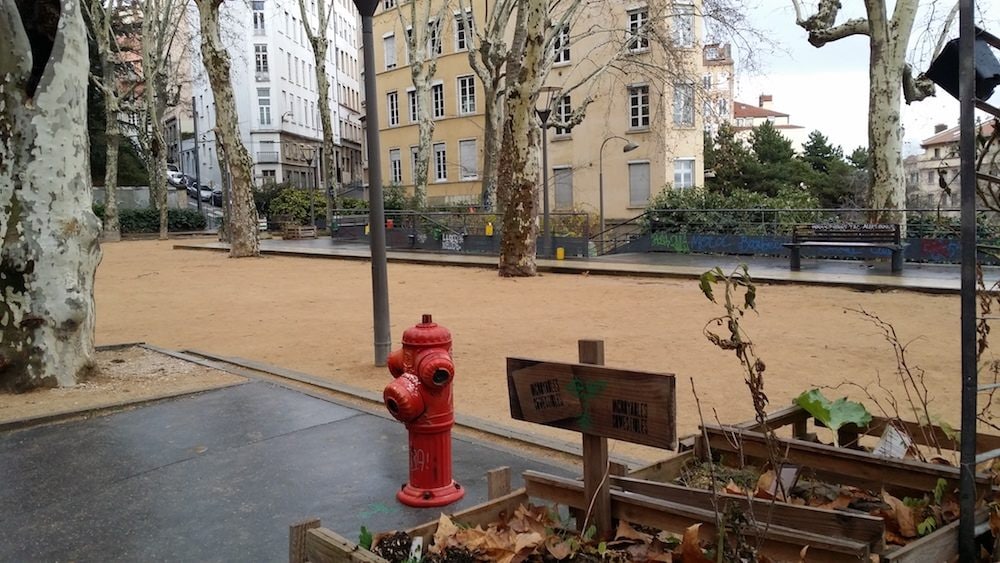 La place Colbert, traditionnel lieu de rassemblement des antifas des Pentes de la Croix-Rousses. ©LB/Rue89Lyon