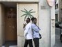 Blaise Nzumbu Bola et Davi Hombesa devant le maquis, bar, de la Guillotière "Fula Ngenge ©BV