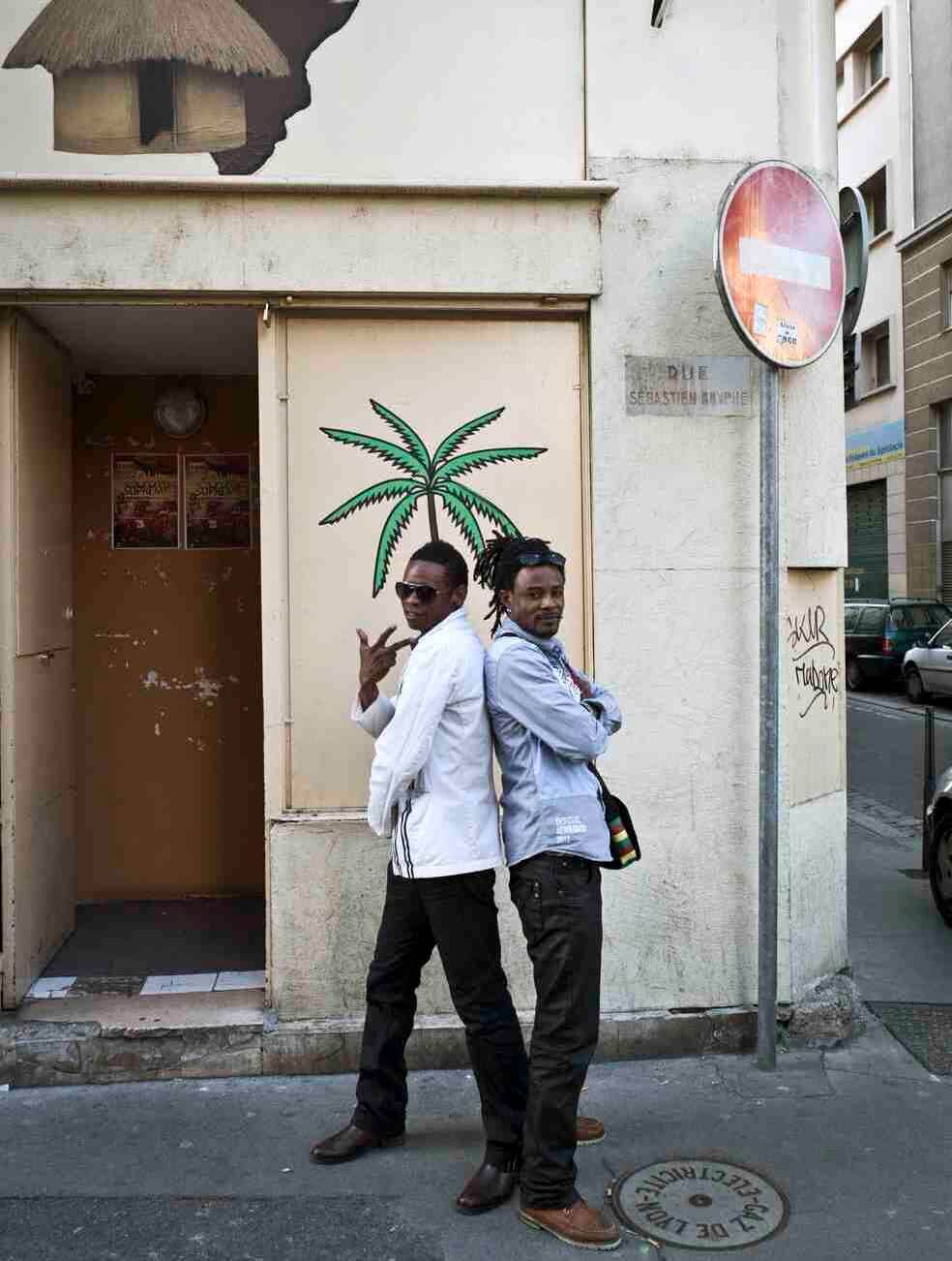 Blaise Nzumbu Bola et Davi Hombesa devant le maquis, bar, de la Guillotière "Fula Ngenge ©BV