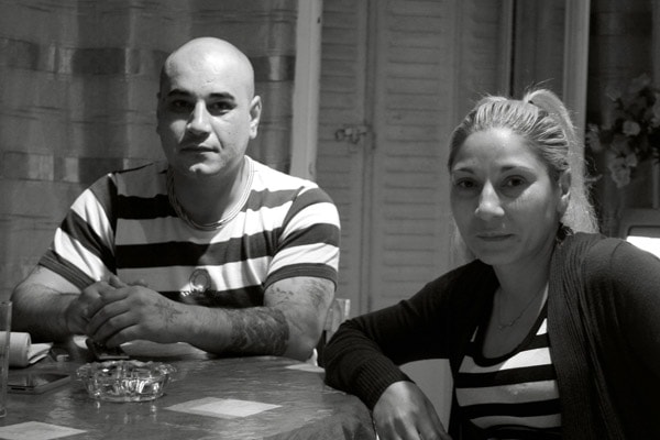 Un des couples "Andatu" : Valentin et Ramona dans le salon de leur appartement. © Leïla Piazza / Rue89Lyon