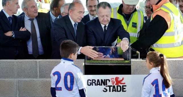Grand Stade de l’OL : pose de la première pierre à Décines et de la « pierre tombale » à Bellecour