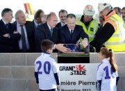 Jean-Michel Aulas, PDG d’OL Groupe, et Gérard Collomb posent la première pierre du stade Décines. @Capture d'écran ledauphine.com