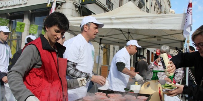 Des producteurs de viande font griller des steaks locaux devant le Mac Do Bellecour