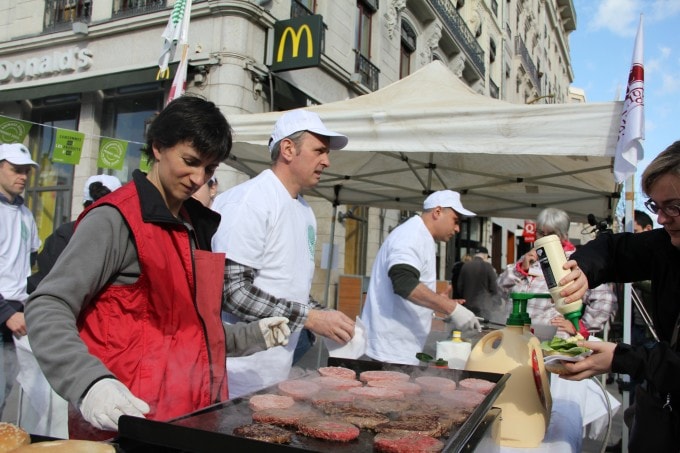 Les producteurs de viande de la région protestent devant le Mac Do à Bellecour, 19 février 2014. Crédit Pierre Maier.