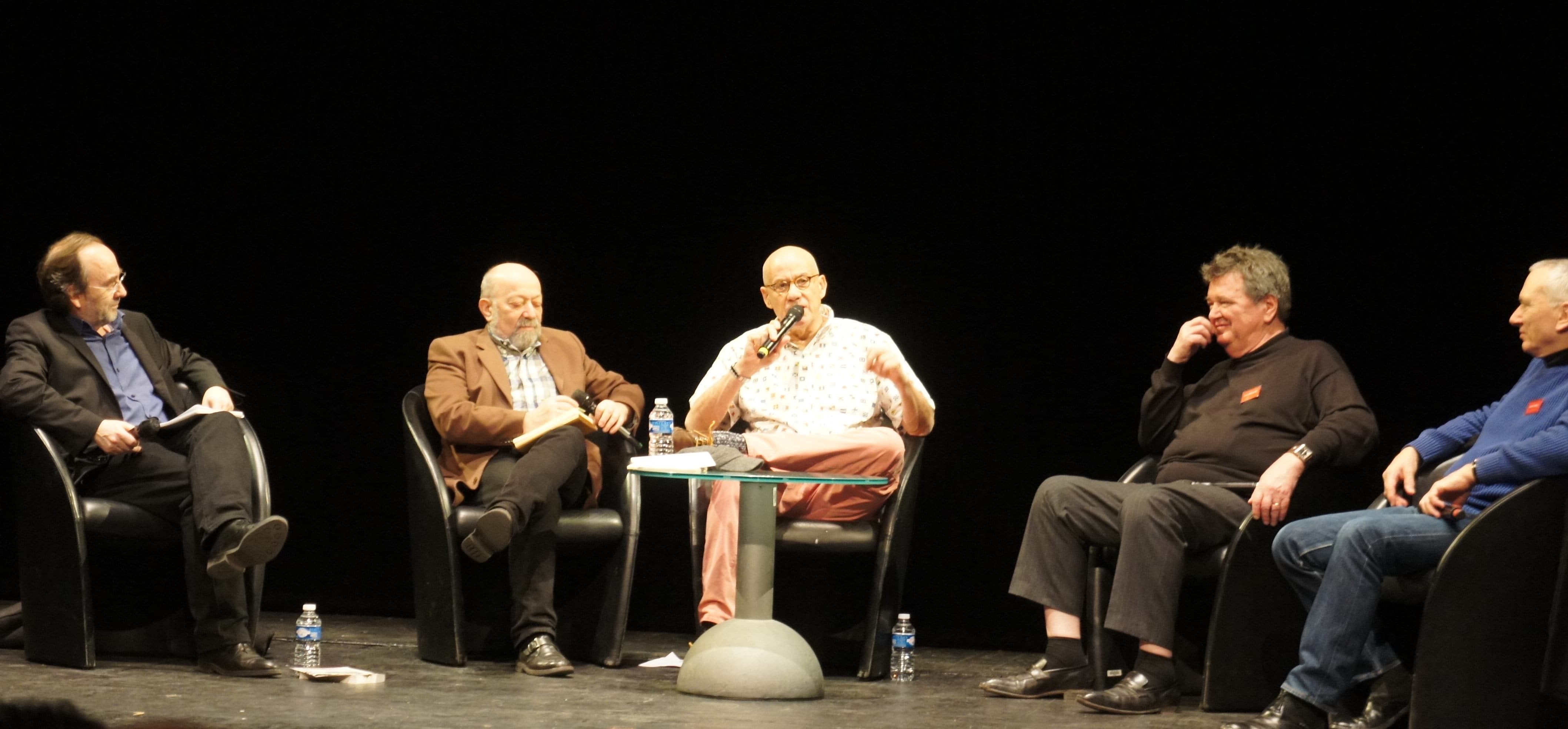 James Ellroy en conférence aux Quais du Polar en compagnie de François Guérif (son éditeur, 2e à droite) et Jean-Paul Gratias (son traducteur, à droite). © Aude David / Rue89Lyon