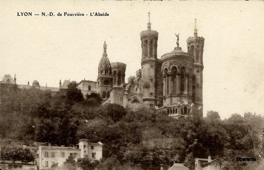Carte postale ancienne de la basilique de Fourvière à Lyon. Sur cparama.com.