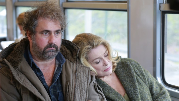 Gustave Kervern et Catherine Deneuve, dans le film de Pierre Salavadori Dans la cour.