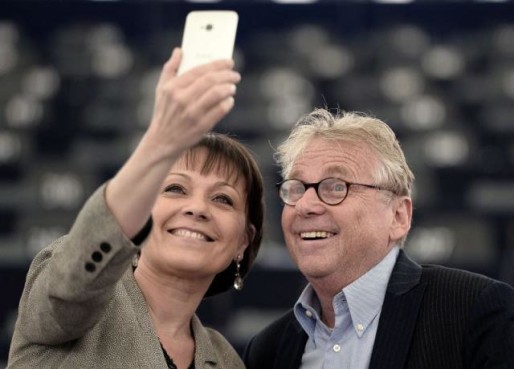 Syvlie Guillaume, eurodéputée PS de la région sud est, fait un selfie avec Daniel Cohn-Bendit.