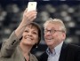 Syvlie Guillaume, eurodéputée PS de la région sud est, fait un selfie avec Daniel Cohn-Bendit.