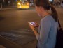 Une jeune femme regarde son téléphone à New York, le 20 août 2013 (RICHARD B. LEVINE/NEWSCOM/SIPA)