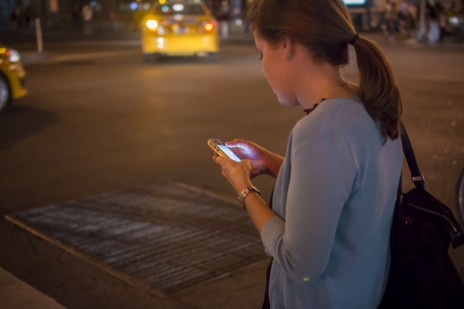 Une jeune femme regarde son téléphone à New York, le 20 août 2013 (RICHARD B. LEVINE/NEWSCOM/SIPA)