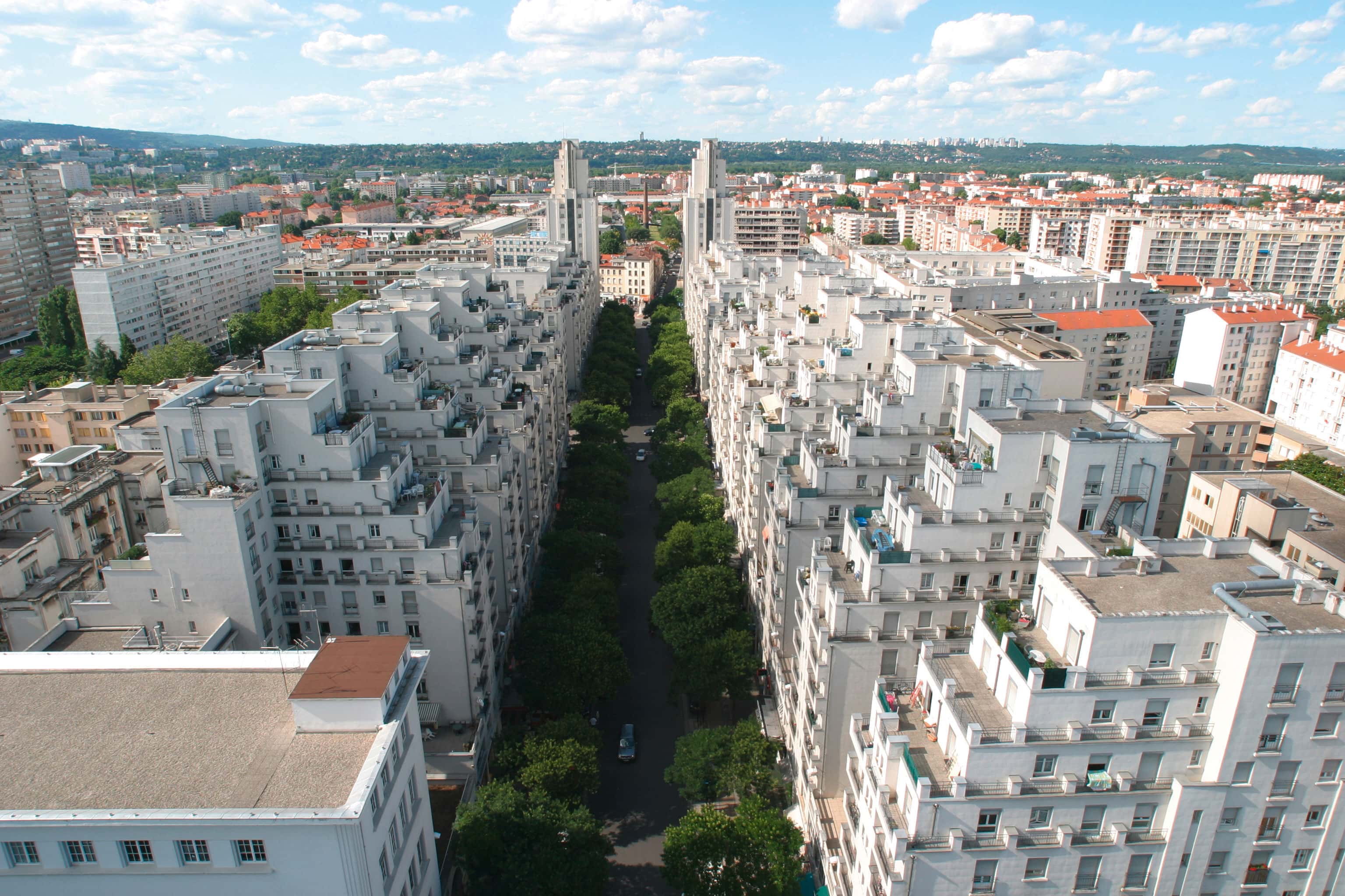 L'avenue Henri Barbusse et ses immeubles aux toits en gradins vue depuis la mairie de Villeurbanne. © Gilles Michalet