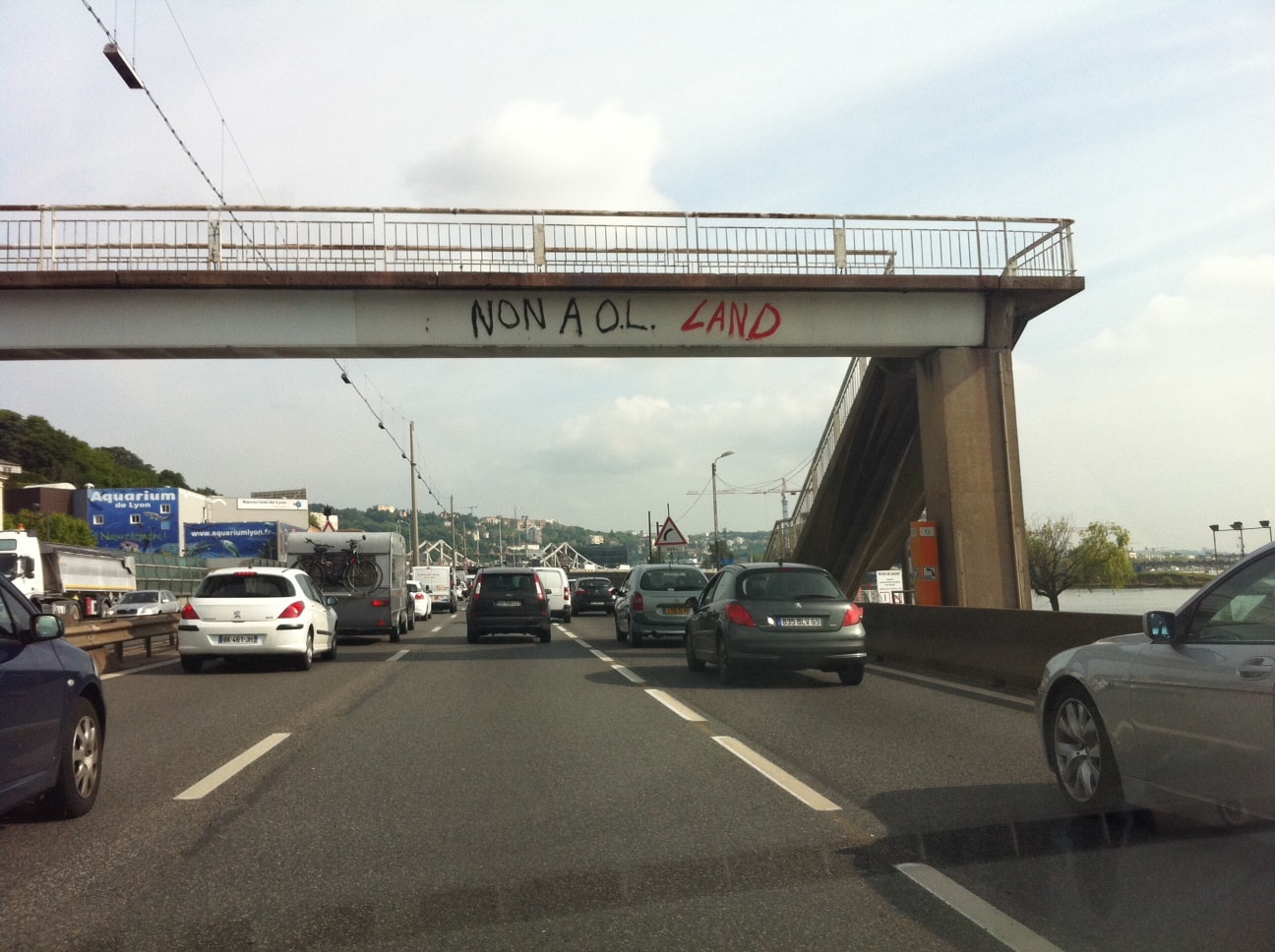 "Non à OL Land" graffé sur un pont de l'autoroute. Crédit : Rue89Lyon.