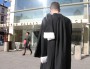 Un avocat devant le palais de Justice de Lyon qui abrite, entre autres, le tribunal de grande instance (TGI) © Pierre Maier / Rue89Lyon