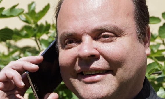 Après les chiens, des téléphones portables seront bénis par un curé de Lyon
