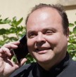 Après les chiens, des téléphones portables seront bénis par un curé de Lyon