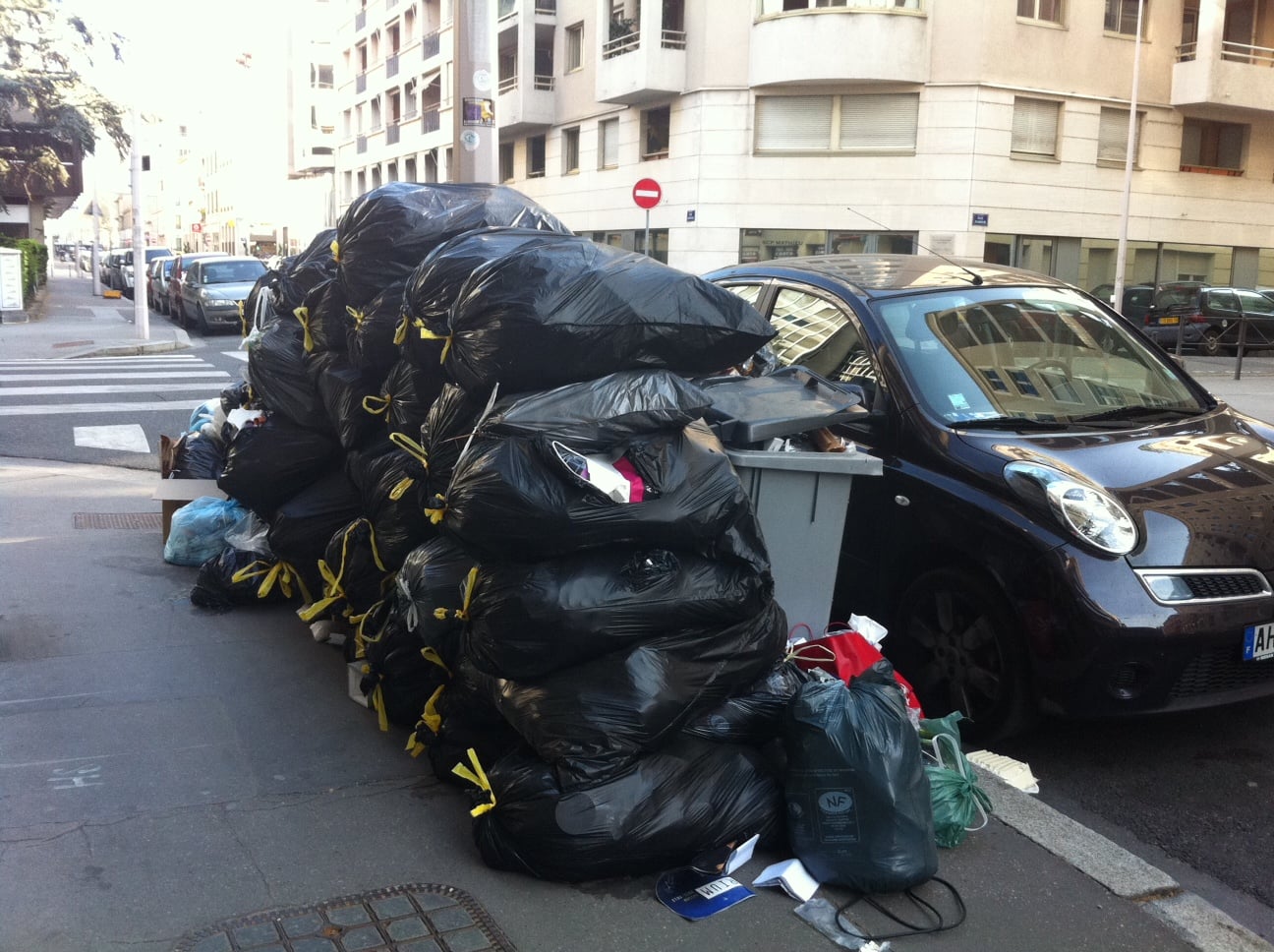 Un tas de poubelles à Lyon, pendant la grève des éboueurs de mars 2012. © DD/Rue89Lyon