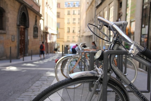 Rue St Polycarpe, l'une des 35 rues du GRand Lyon où le double-sens cyclable est permis. Crédit Photo: Pierre Maier/Rue89Lyon