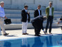 Gérard Collomb se mouille du bout du doigt à la piscine du Rhône. ©Matthieu Beigbeder/Rue89Lyon.
