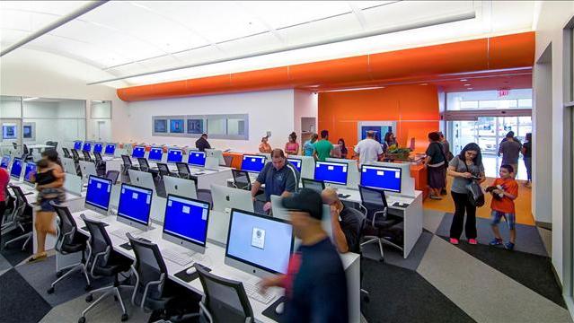 Avec ses rangées d'ordinateurs, la bibliotech du Texas semble bien loin des bibliothèques traditionnelles. Capture d'écran du site 11alive.com