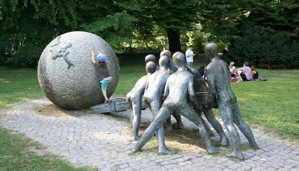 La sculpture monumentale du G7 dans le parc de la Tête d'Or. ©Laurent Burlet/Rue89Lyon