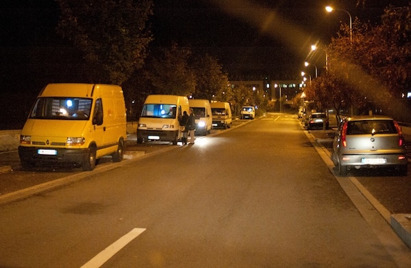 Camionnettes de prostituées dans la zone d'activité d'Ampère Techsud à Gerland. Photo prise en novembre 2011, avant l'arrêté de septembre 2014 qui leur interdit, outre le stationnement, l'accès à la zone d'activité d'Ampère Techsud. ©Natacha Boutckevitch