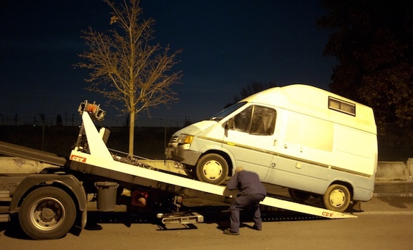 Une camionnette de prostituée enlevée par la fourrière dans la ZAC "Ampère Techsud" en novembre 2011.