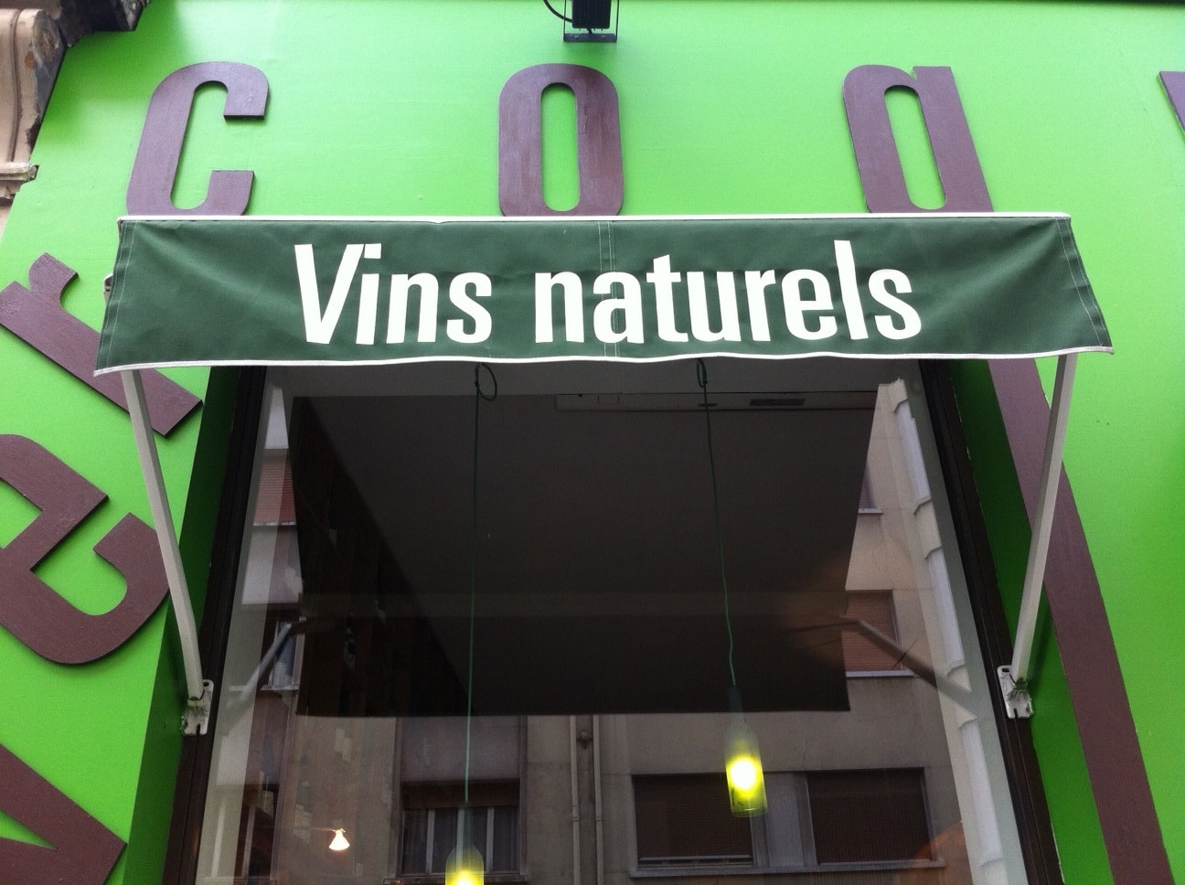 La devanture verte du Vercoquin (cave à vins naturels, Lyon 7e).