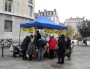 Une fois par mois, un "goûter solidaire" devant l'école pour récupérer des fonds. ©DR