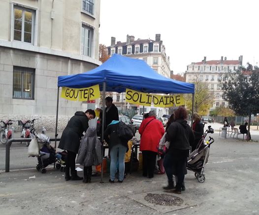 Une fois par mois, un "goûter solidaire" devant l'école pour récupérer des fonds. ©DR