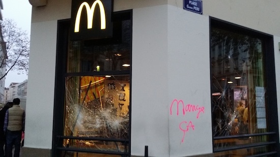 La vitrine du McDonald's de la Guillotière. ©LB/Rue89Lyon