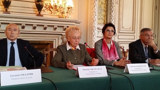 Gérard Collomb (à gauche) et Michel Mercier (à l'extrême droite) jeudi 6 novembre pour présenter l'accord financier sur la Métropole de Lyon. Au milieu Danielle Chuzeville (présidente du Rhône) et la présidente de la Chambre régionale des comptes.