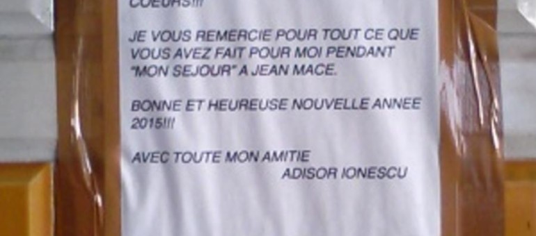La carte de vœux murale du « sans-abri aux fleurs » de la place Jean Macé
