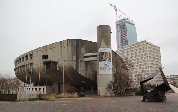 L'Auditorium Maurice-Ravel de Lyon au coeur du quartier de la Part-Dieu avec en arrière-plan la construction de la tour Incity. (© Victor Tribot Laspière / France Musique)