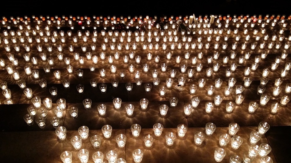 Des bougies déposés place des Terreaux à Lyon, le mercredi 7 janvier.