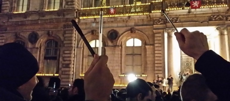 Pour Charlie Hebdo, une place des Terreaux à Lyon noire de monde
