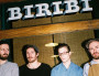 4 jeunes devant le studio de tatouage Biribi