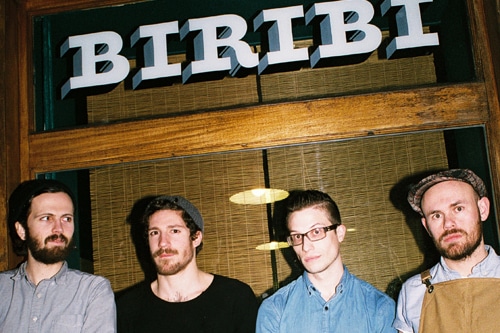 4 jeunes devant le studio de tatouage Biribi