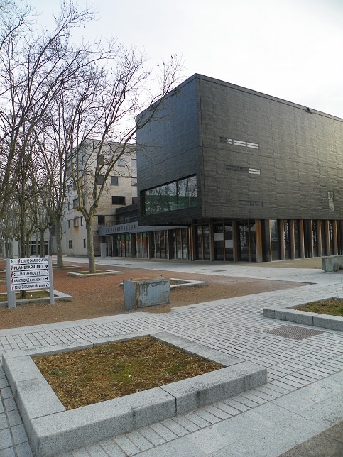 Planétarium Vaux-en-Velin, Place de la Nation. Crédits Axel Poulain/Rue89Lyon