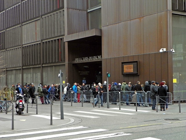 File d'attente Saxe - Préfecture du Rhône. Crédits Axel Poulain/Rue89Lyon