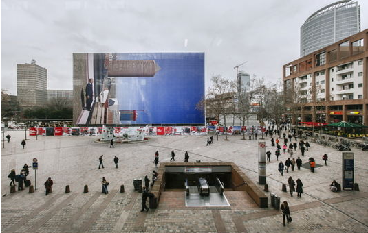 Devant la gare Part-Dieu, une photographie géante de Philippe Ramette