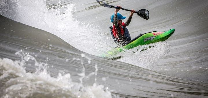 Hawaii sur Rhône : un site « mythique » de kayak freestyle à Lyon