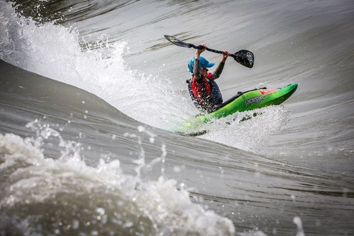 Hawaii sur Rhône : un site « mythique » de kayak freestyle à Lyon