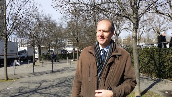 Le tête de liste de l'union de la droite à Vénissieux, Christophe Girard photographié devant le marché des Minguettes. ©LB/Rue89Lyon