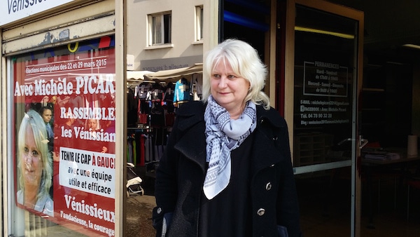 La maire sortante (PCF) Michèle Picard devant le local de campagne. ©LB/Rue89Lyon