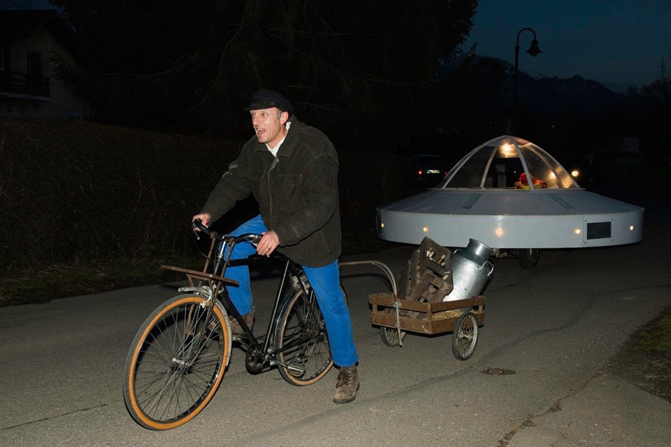 La soucoupe conduite dans Larringes, de nuit. DR.