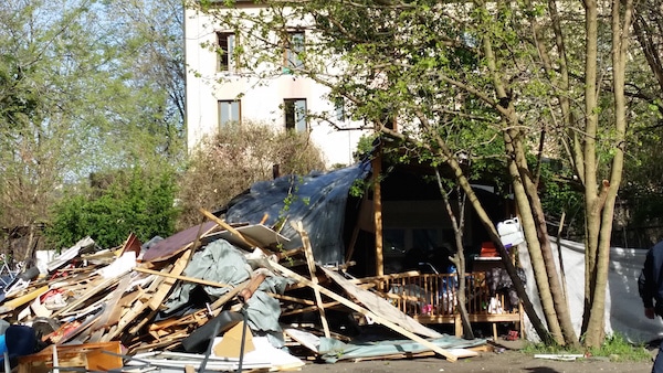 Les cabanes détruites du petit bidonville de Roms derrière le squat. ©LB/Rue89Lyon