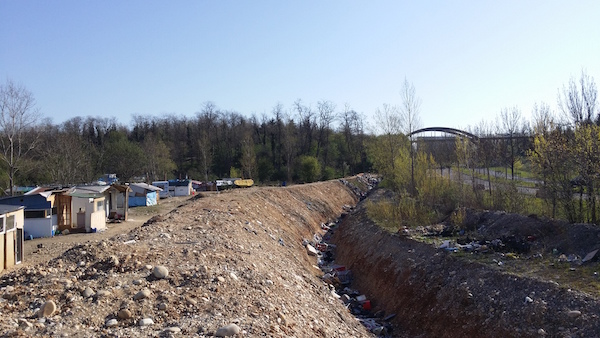 En l'absence de poubelle, des détritus au fond de la tranchée. ©LB/Rue89Lyon